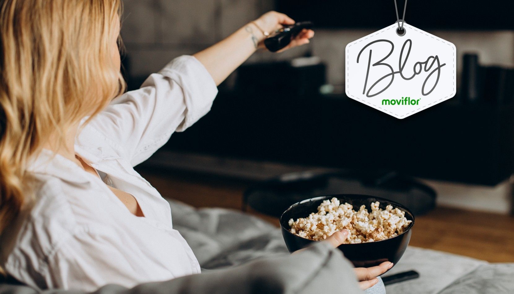 3 sofs e 3 estantes de sala para um cinema em casa