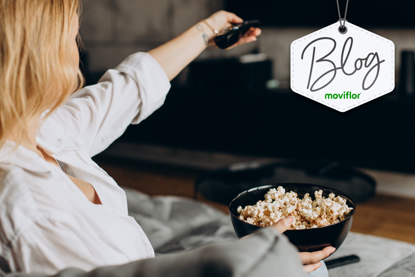 3 sof�s e 3 estantes de sala para um cinema em casa