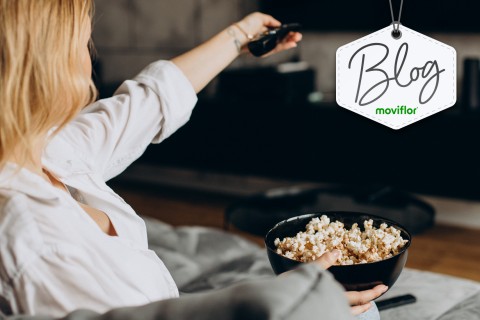 3 sofás e 3 estantes de sala para um cinema em casa