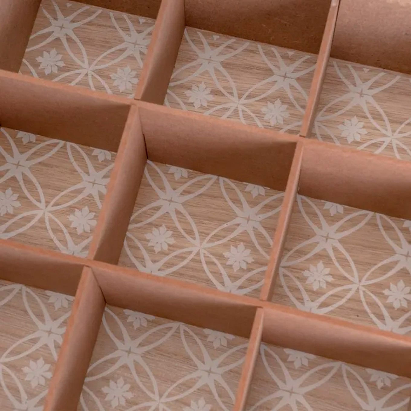 Caixa com 9 Compartimentos para Infus�es 23x23x8cm