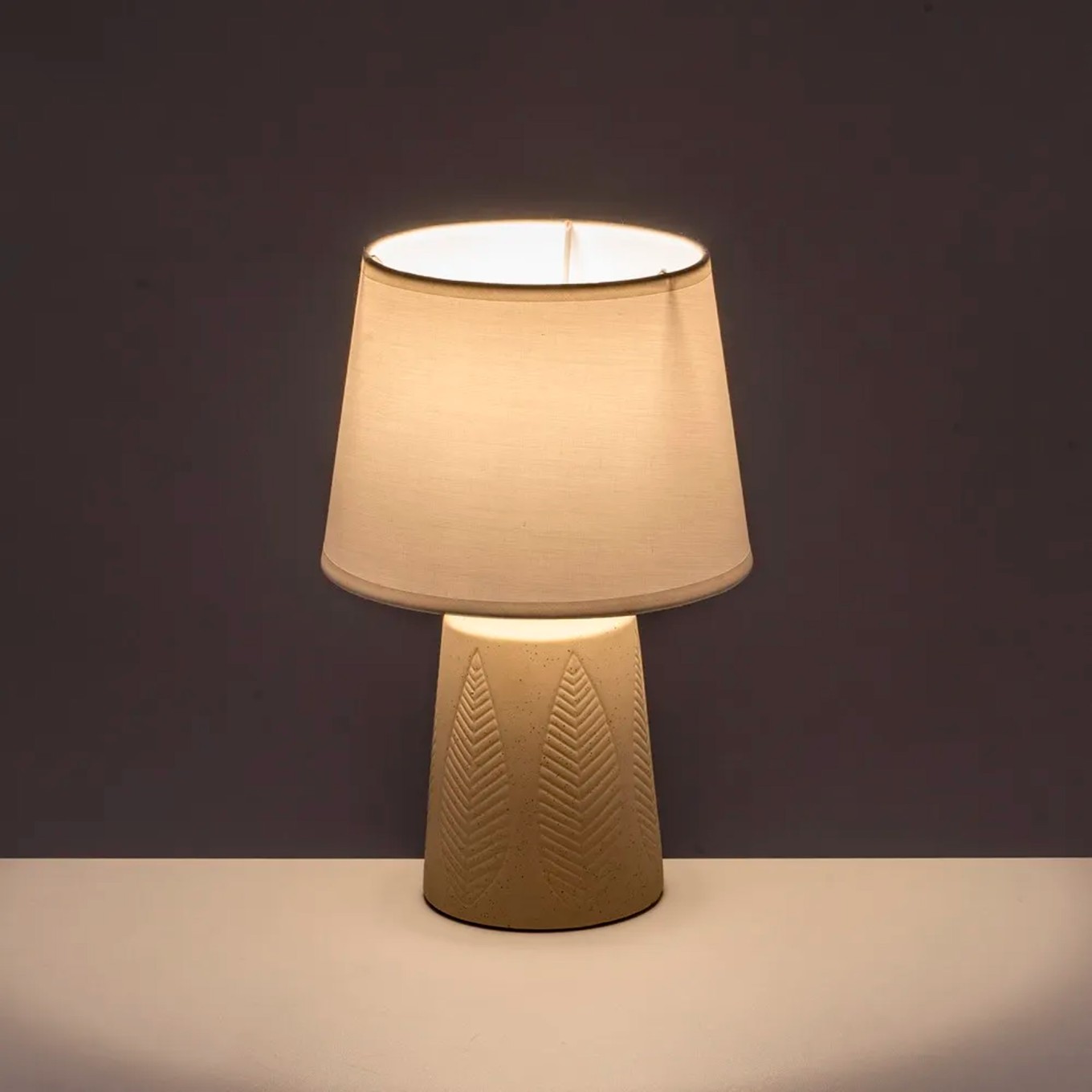 Candeeiro de Mesa em Cer�mica com Abajur 21x21x32cm