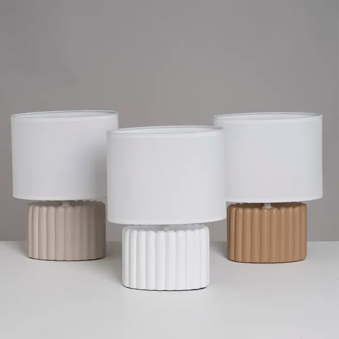 Candeeiro de Mesa em Cer�mica com Abajur 20x11x27cm