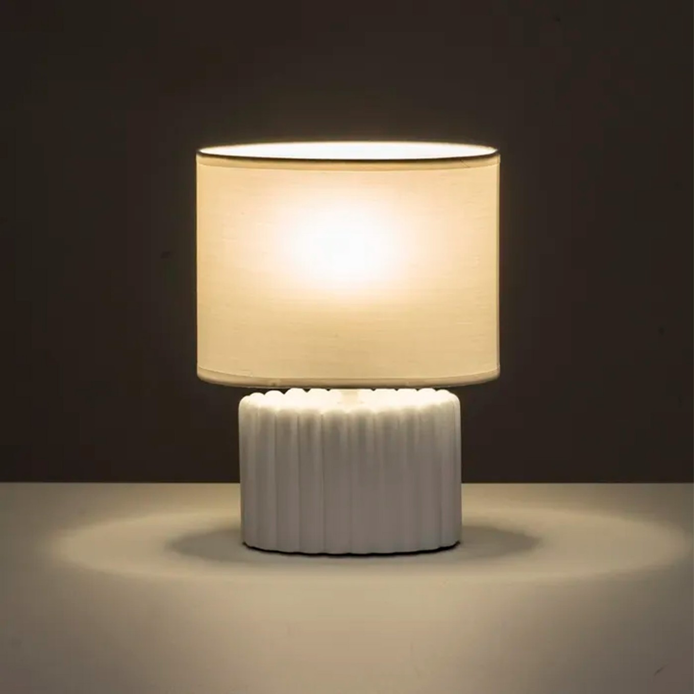 Candeeiro de Mesa em Cer�mica com Abajur 20x11x27cm